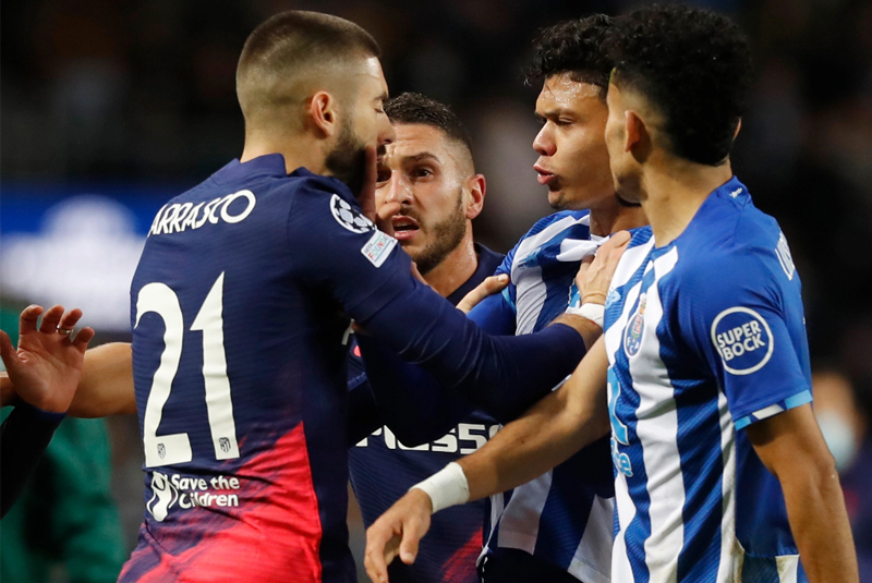 Pha bóng khiến Yannick Carrasco phải nhận thẻ đỏ trong trận gặp Porto