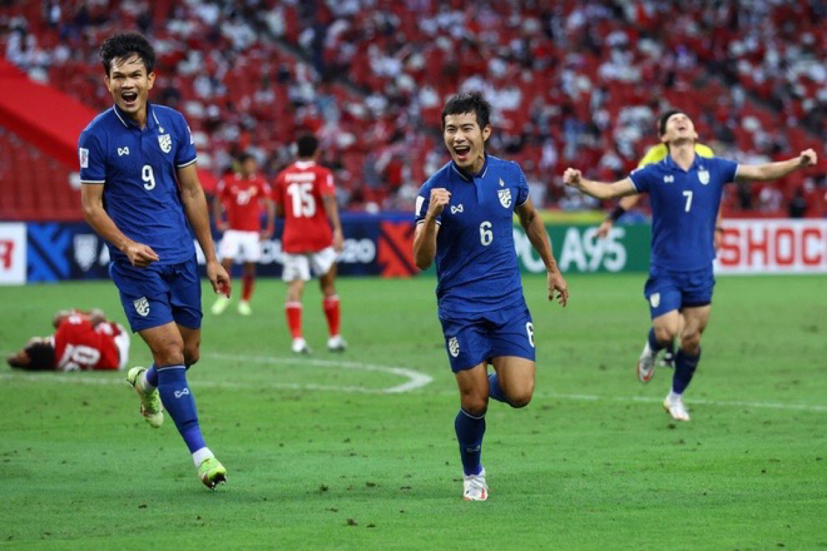 Sarach Yooyen ăn mừng sau khi ghi bàn thứ hai cho Thái Lan trước Indonesia