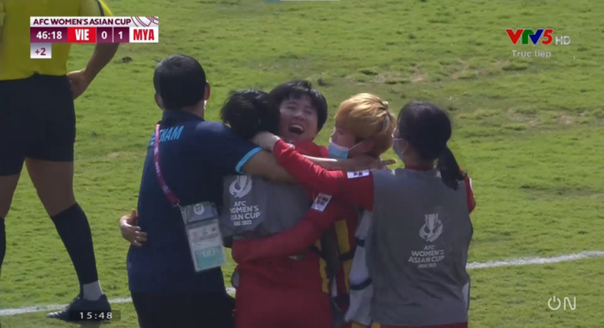 Đội tuyển nữ Việt Nam ăn mừng bàn thắng sau siêu phẩm của Tuyết Nhung