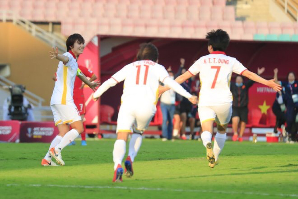 Tuyển nữ Việt Nam ăn mừng bàn thắng bất ngờ vào lưới tuyển nữ Trung Quốc
