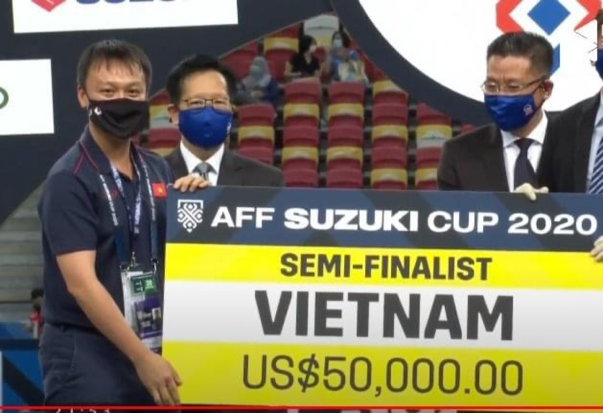 Đại diện tuyển Việt Nam nhận bảng danh hiệu hạng Ba AFF Cup 2020