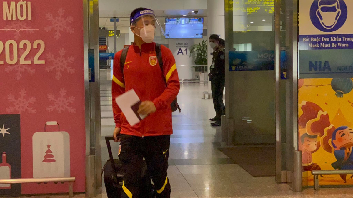 Wu Lei khi mới đến Việt Nam tại sân bay Nội Bài
