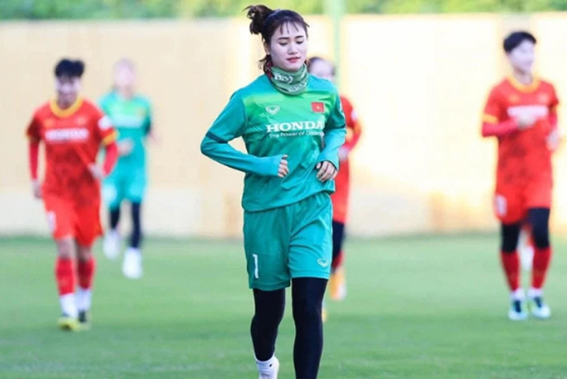 Thủ môn Lại Thị Tuyết sinh năm 1993 hiện đang thi đấu cho CLB Phong Phú Hà Nam. Link FB: https://www.facebook.com/xukun.lai