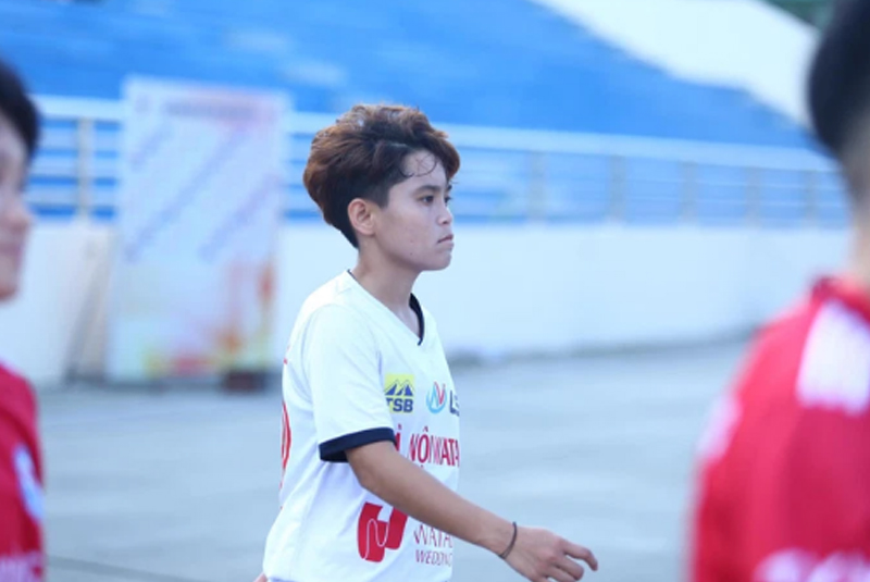 Tiền vệ Ngân Thị Van Sự sinh năm 2001 quê Nghệ An, đang thi đấu cho CLB nữ Hà Nội. Link FB: https://www.facebook.com/vansu.nganthi