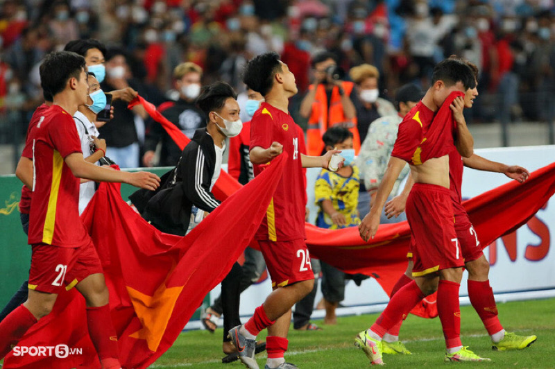 U23 Việt Nam ăn mừng cùng CĐV trên sân. Ảnh: Sport5