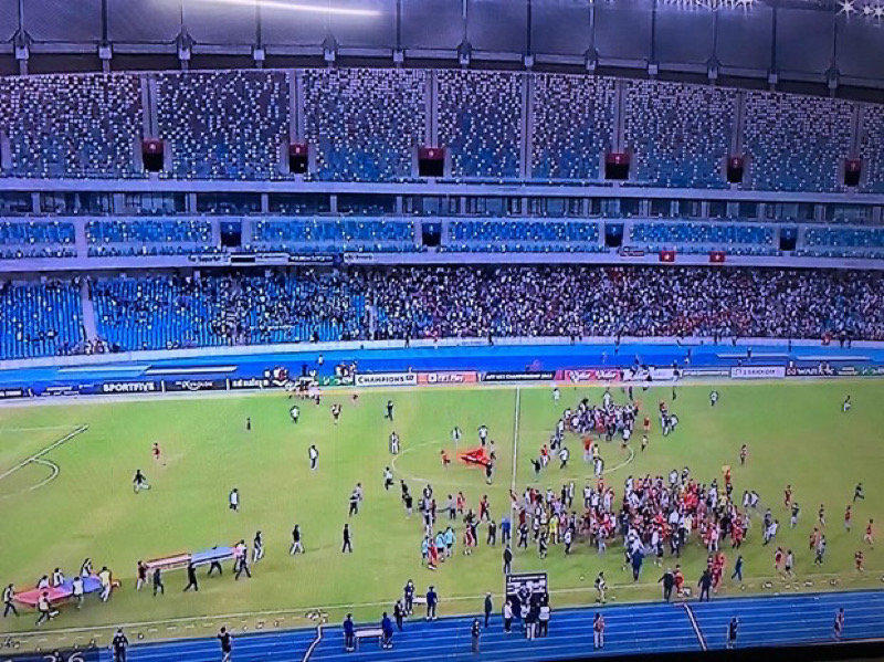 NHM tràn xuống sân ăn mừng chức vô địch của U23 Việt Nam. Ảnh: Chụp màn hình