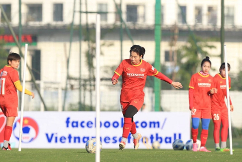 Hậu vệ Lê Thị Diễm My đang thi đấu cho CLB Than KSVN sinh năm 1996. Link FB: https://www.facebook.com/susibuon.lethidiemmy