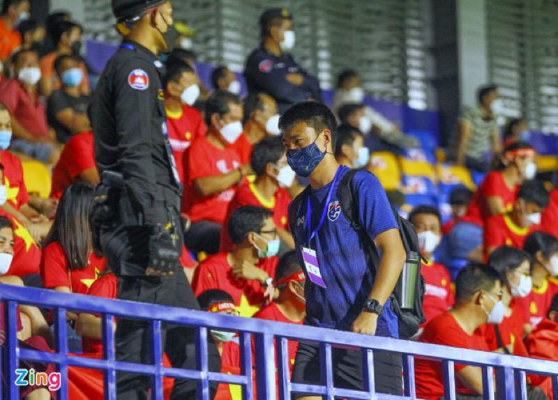 HLV Thái Lan cùng các cộng sự rời về khi trận đấu của U23 Việt Nam còn chưa kết thúc. Ảnh: Zing