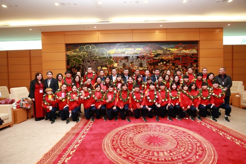 Toàn đội được tiếp đón long trọng ở sảnh VIP của sân bay Nội Bài (Ảnh: VFF)