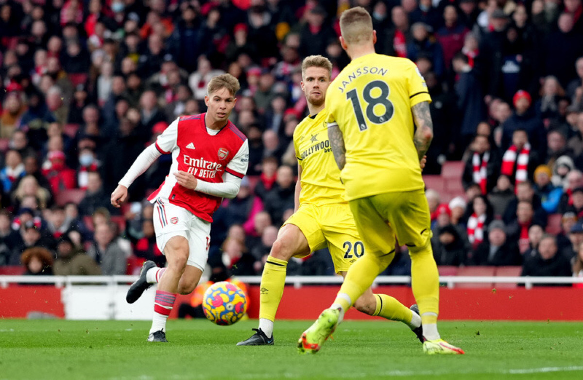 Smith Rowe có tình huống ghi bàn khéo léo vào lưới Brentford