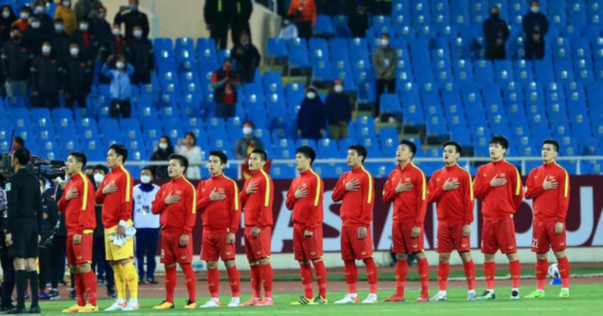 Đội tuyển Việt Nam chào cờ trước trận gặp Trung Quốc