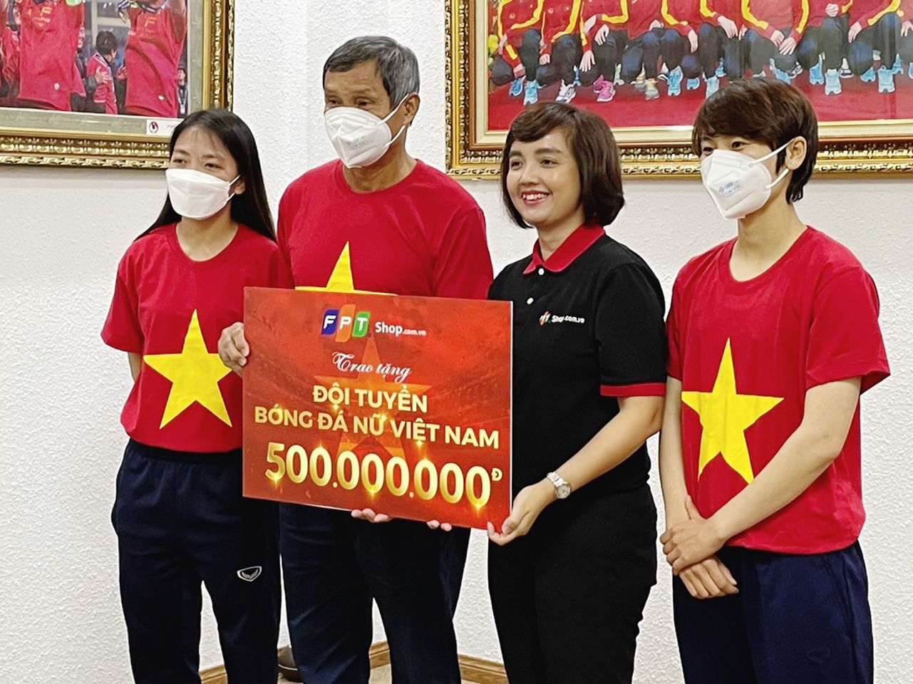 FPT Shop trao tặng tuyển nữ 500 triệu đồng tiền mặt