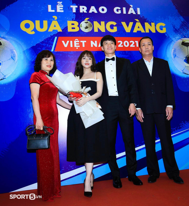 Hoàng Đức bên bố mẹ và Gia Hân ở lễ trao giải Quả bóng vàng Việt Nam 2021