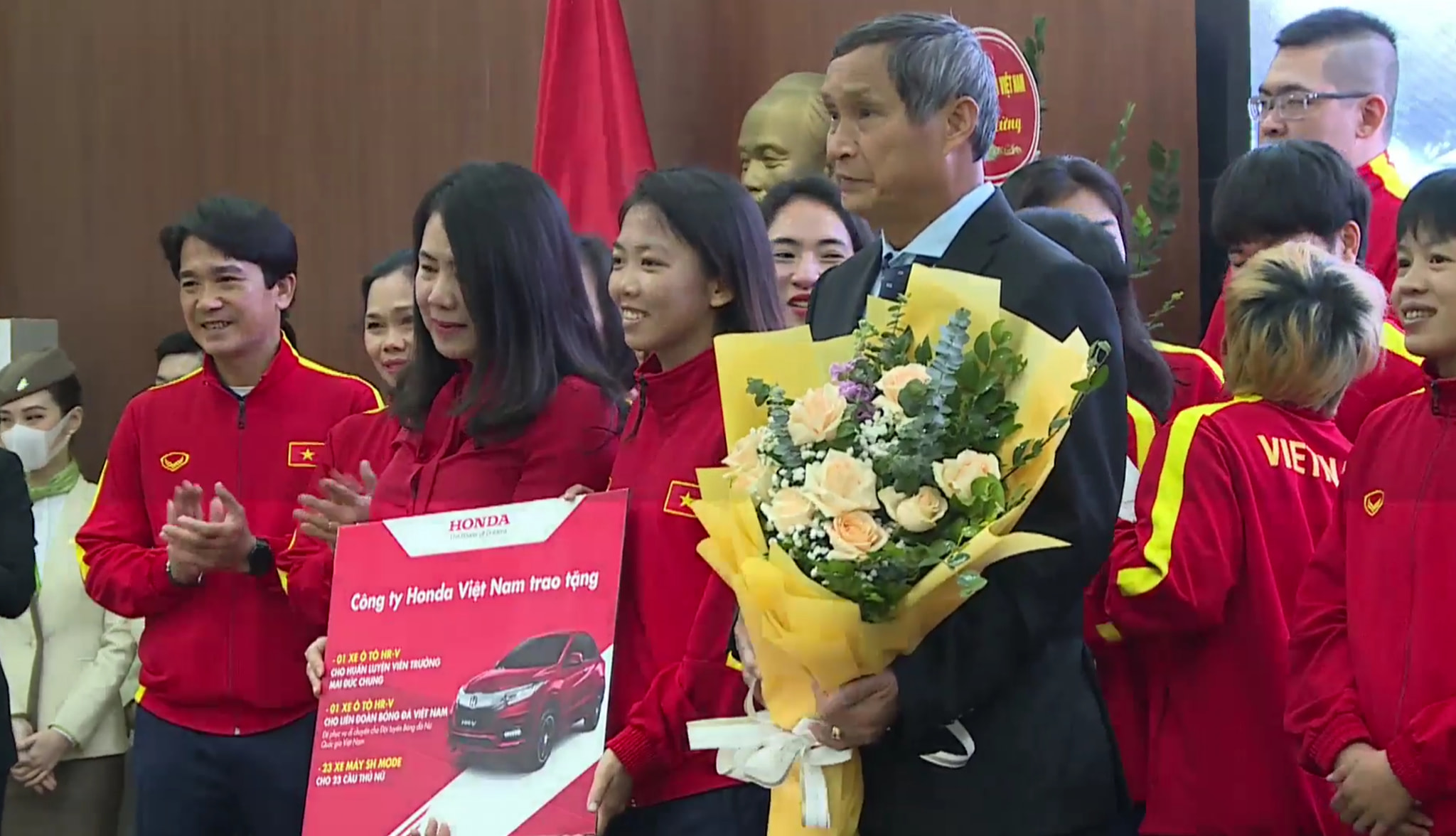 Honda Việt Nam tặng oto và xe máy cho HLV Mai Đức Chung cùng các nữ tuyển thủ