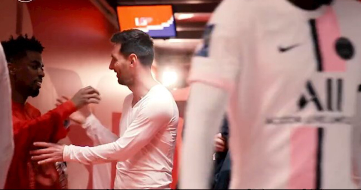 Cận cảnh Messi bắt tay với “thần đồng” một thời của Man United