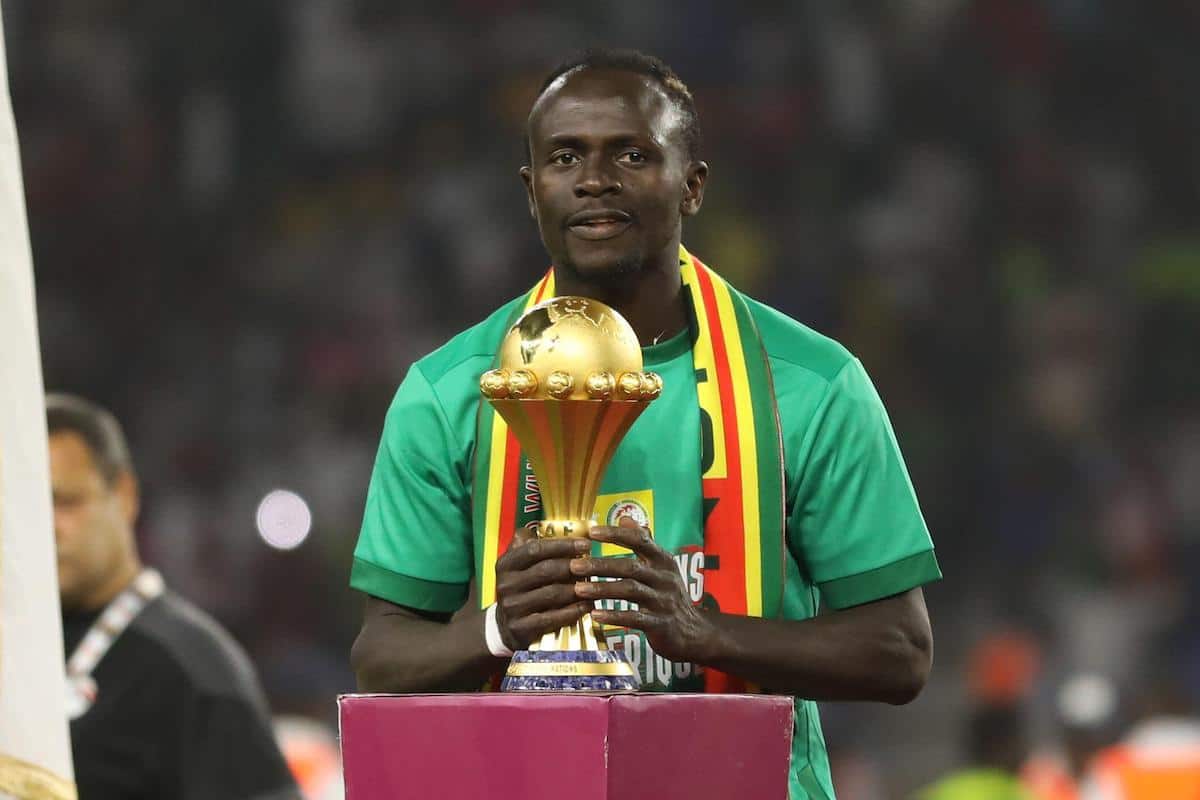 Sadio Mane bên chiếc cúp vô địch Châu Phi