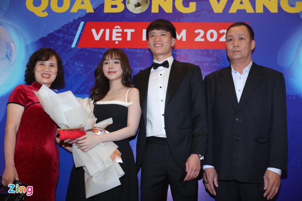 Nguyễn Hoàng Đức - Quả bóng vàng Việt Nam 2021 sánh bước cực ngọt ngào bên bạn gái | Hình 3