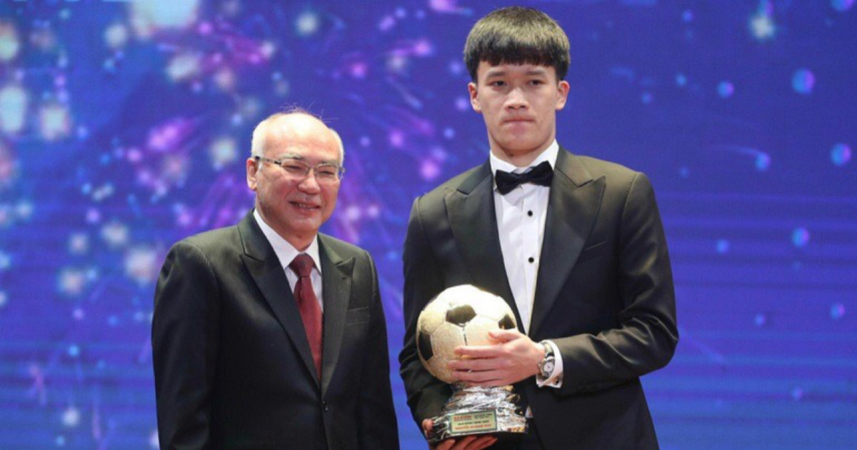 Nguyễn Hoàng Đức trên bục nhận giải Quả bóng vàng Việt Nam 2021