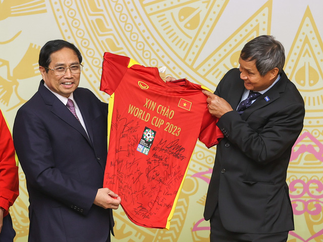 HLV Mai Đức Chung trao tặng áo đấu có chữ ký của toàn đội cho Thủ tướng Phạm Minh Chính