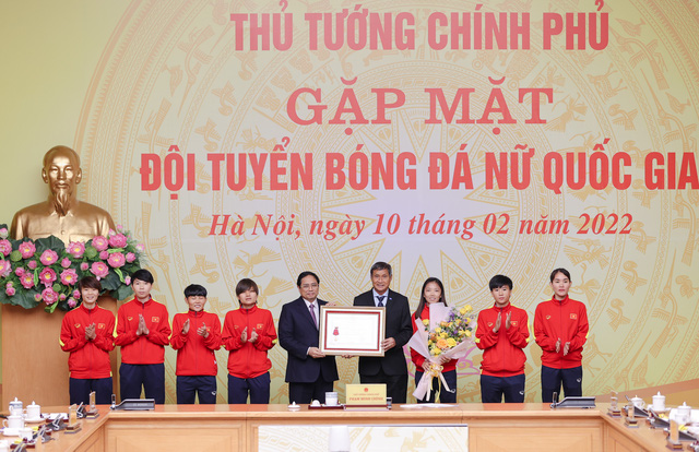 Thủ tướng Chính phủ trao tặng bằng khen và huân chương lao động cho HLV Mai Đức Chung và các cá nhân xuất sắc của đội tuyển nữ Việt Nam