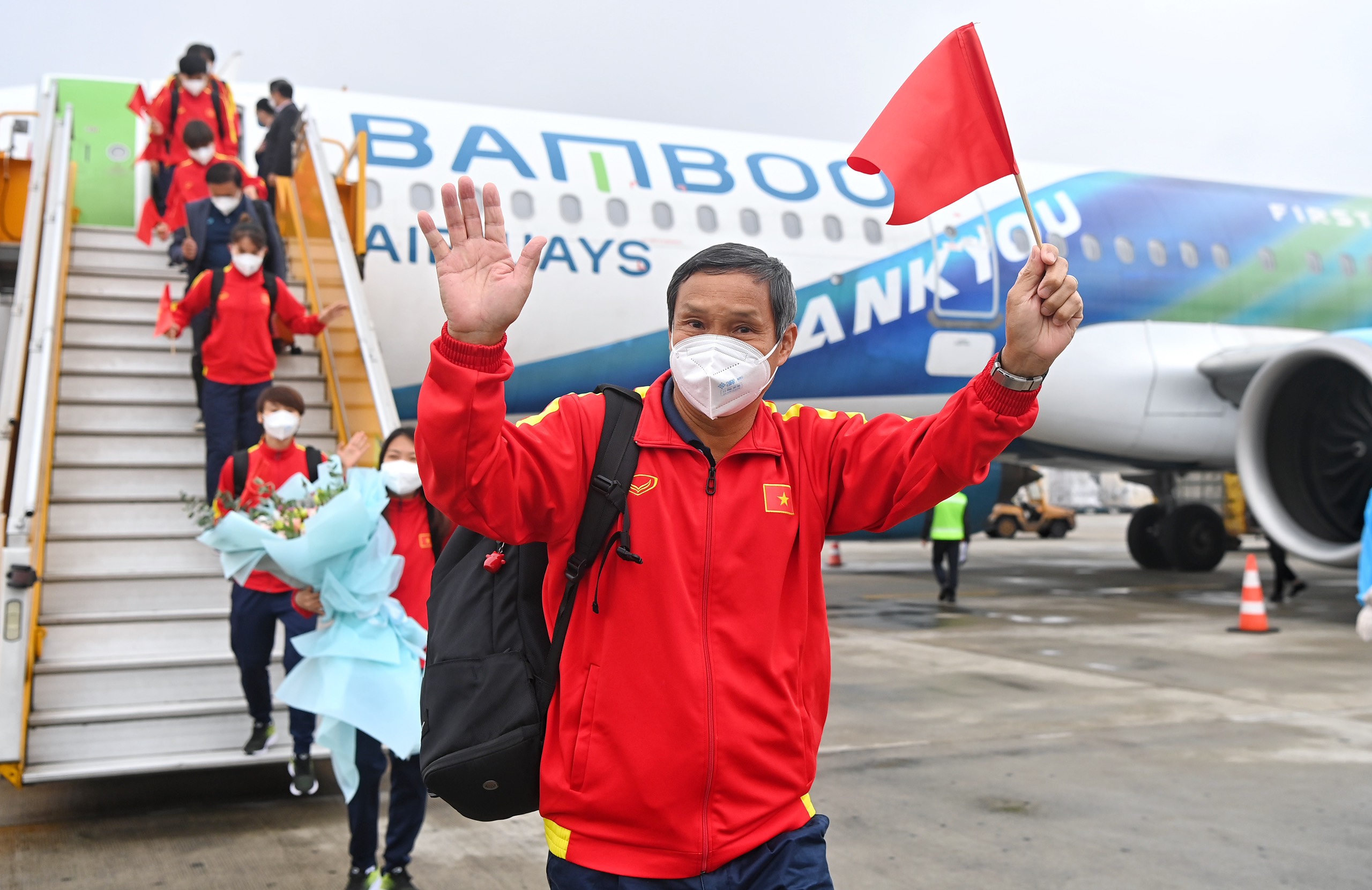 HLV Mai Đức Chung và các tuyển thủ đã về đến Việt Nam (Ảnh: VFF)