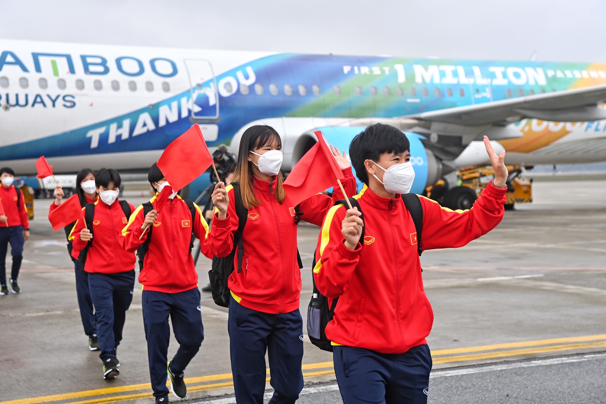 TRỰC TIẾP, Toàn cảnh lễ đón đội tuyển nữ Việt Nam trở về từ Ấn Độ: Ngập trong mưa tiền thưởng! | Hình 5