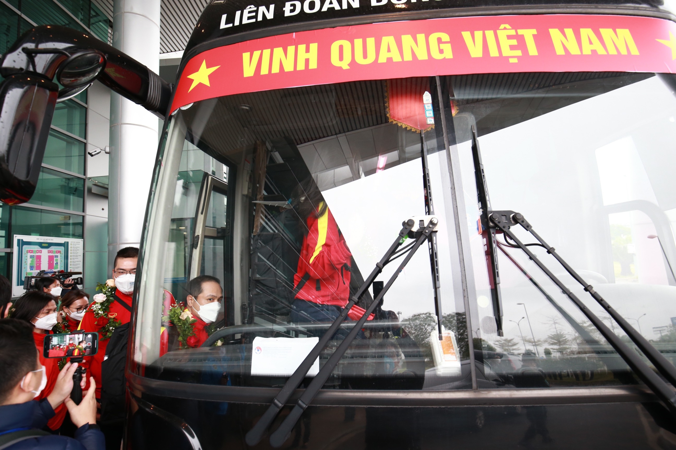 Đội tuyển nữ Việt Nam về khách sạn nghỉ ngơi trên xe buýt chuyên dụng