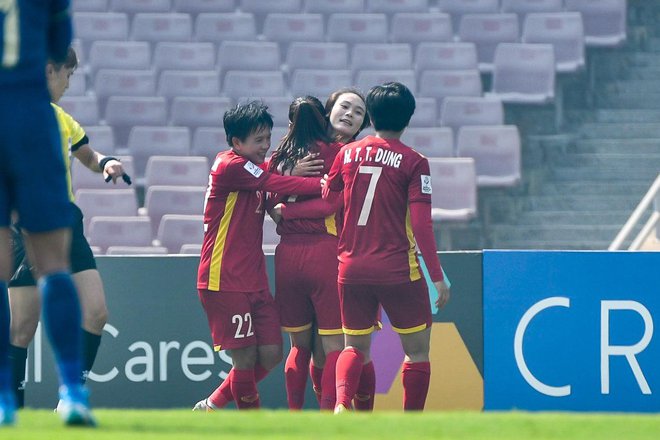 Đội tuyển nữ Việt Nam xuất sắc dẫn Thái Lan 2-0 ngay trong hiệp 1