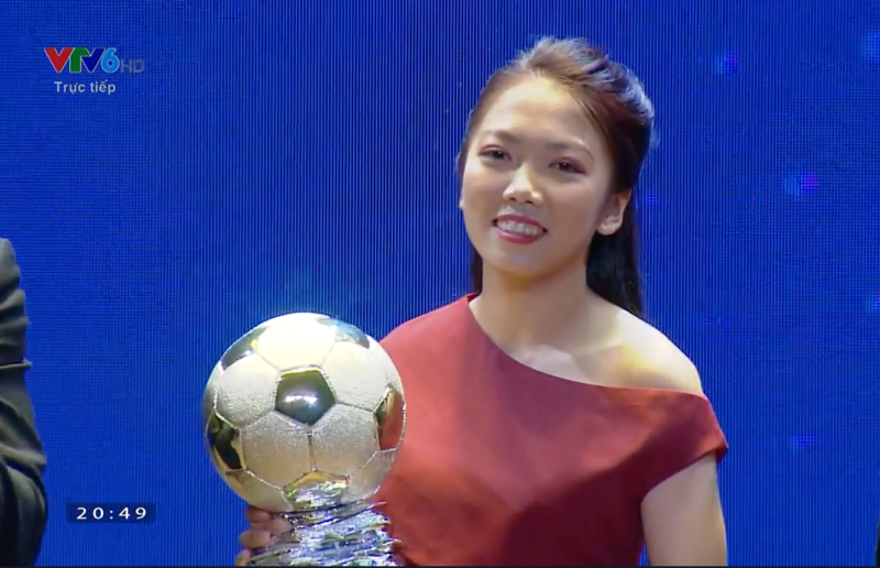 Huỳnh Như nhận Quả bóng vàng nữ 2021