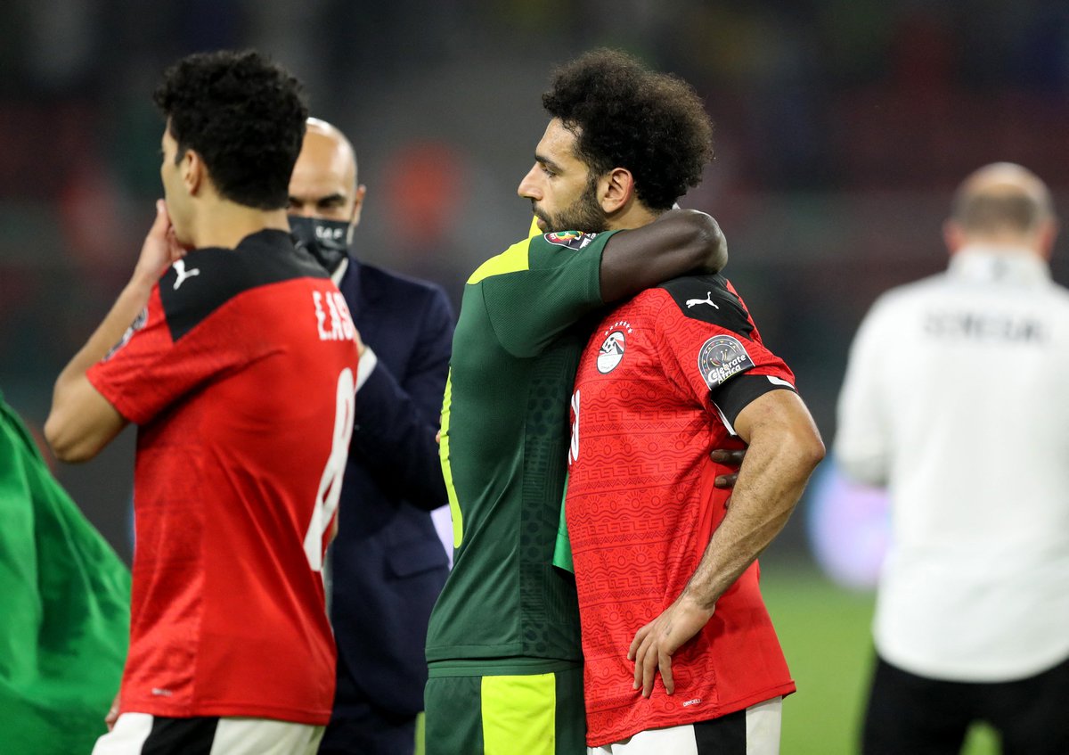 Sadio Mane an ủi Mohamed Salah sau trận chung kết AFCON 2021