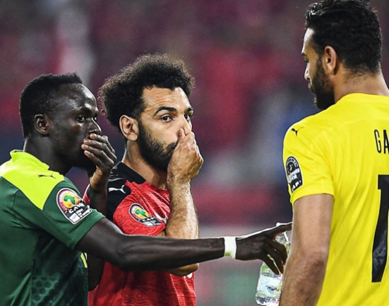 Salah mách nước cho đồng đội trước khi Mane đá phạt đền