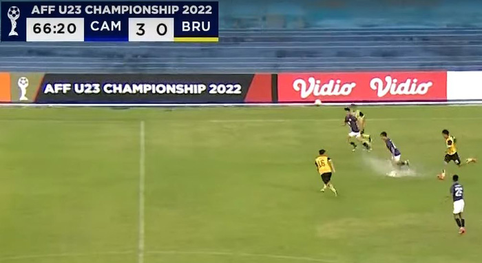 Hình ảnh phản ánh điều kiện sân tệ hại trong trận thắng đậm của U23 Campuchia vs U23 Brunei