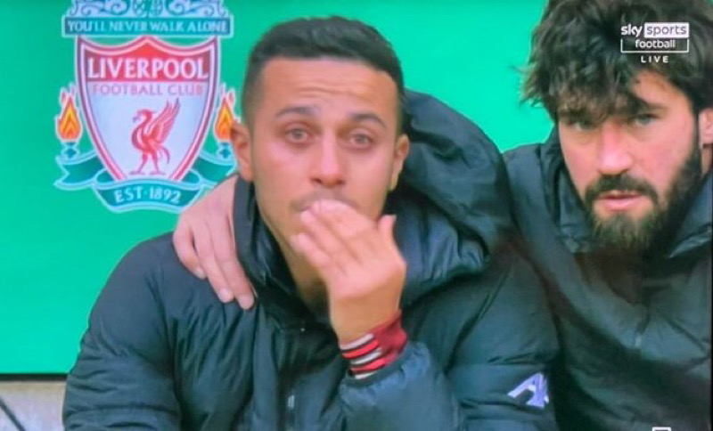 Hình ảnh Thiago bật khóc trên băng ghế dự bị của Liverpool