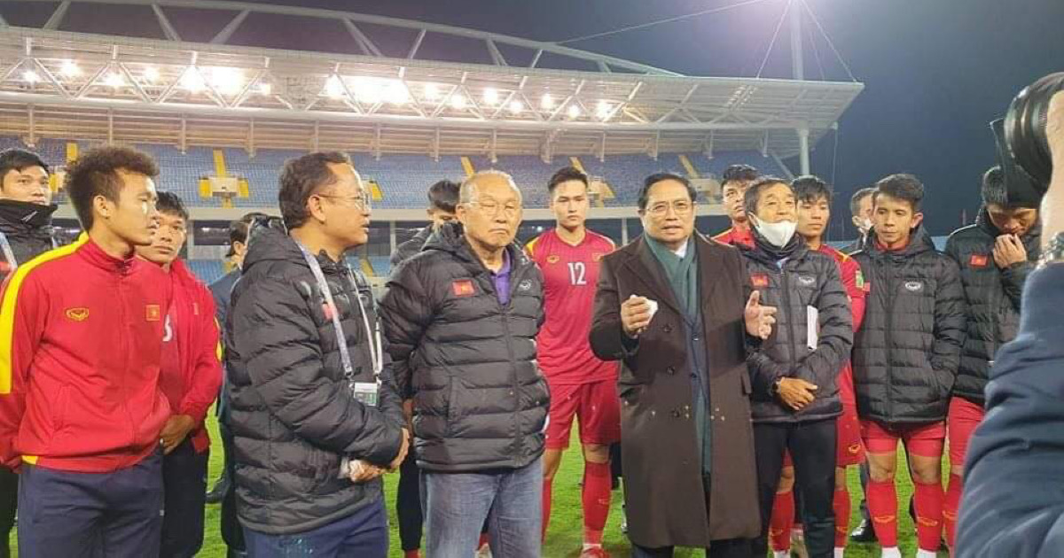 Thủ tướng Phạm Minh Chính đích thân xuống sân chúc mừng BHL và các cầu thủ đội tuyển Việt Nam