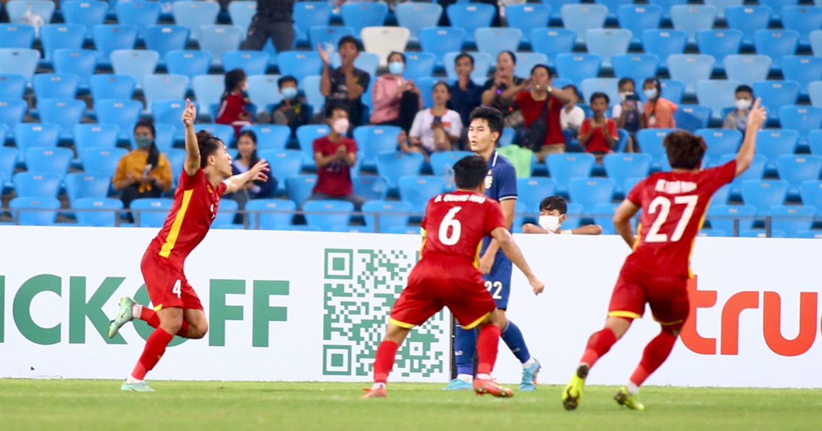 U23 Việt Nam ăn mừng bàn thắng của Bảo Toàn