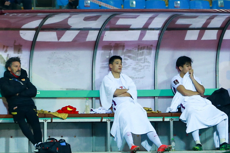 Wu Lei tỏ vẻ thất vọng khi nhìn đội nhà thảm bại trước Việt Nam