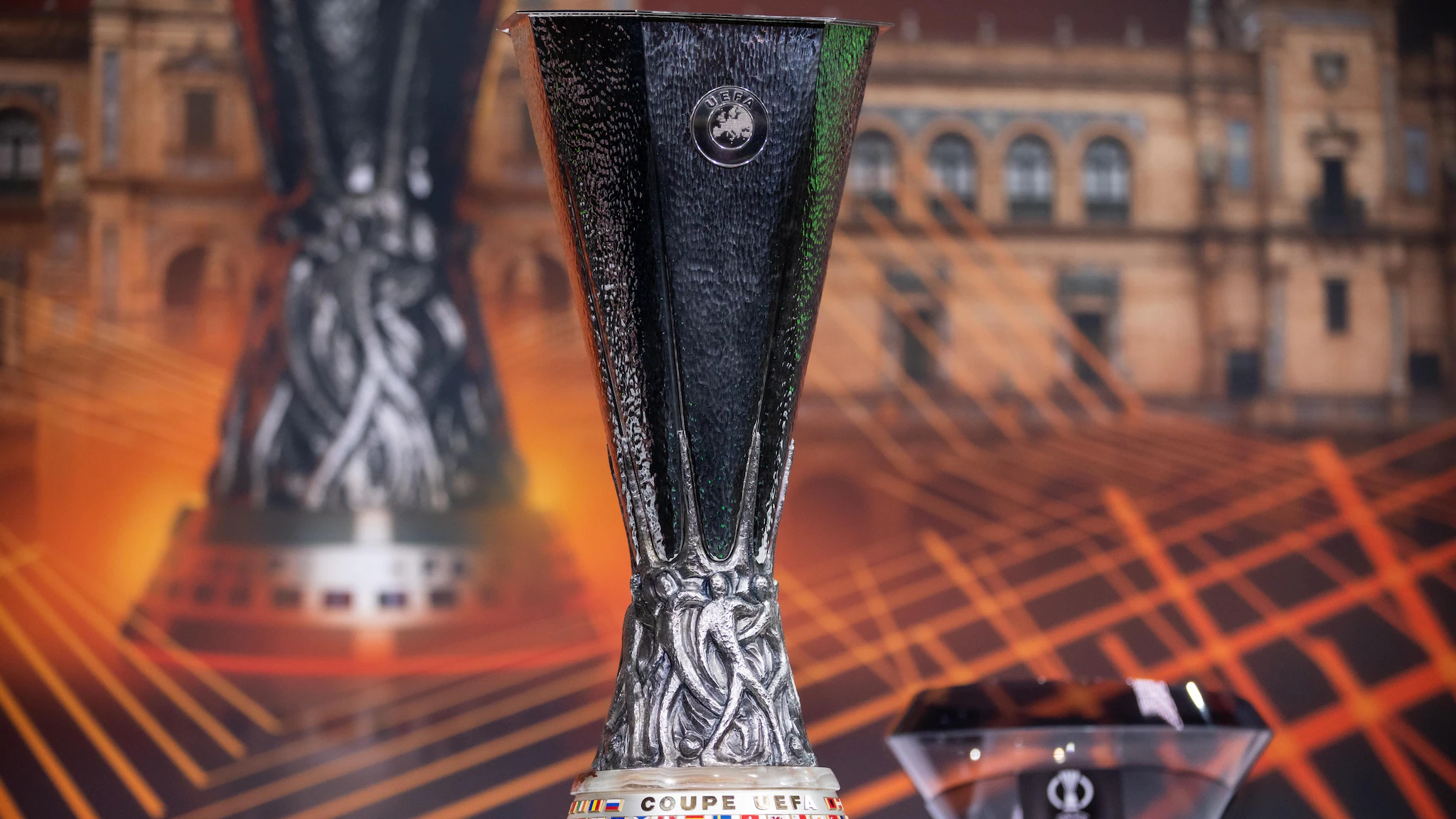Chiếc cúp vô địch Europa League 2021/22