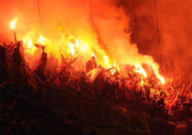 CĐV Galatasaray nổi tiếng với sự nguy hiểm và táo bạo