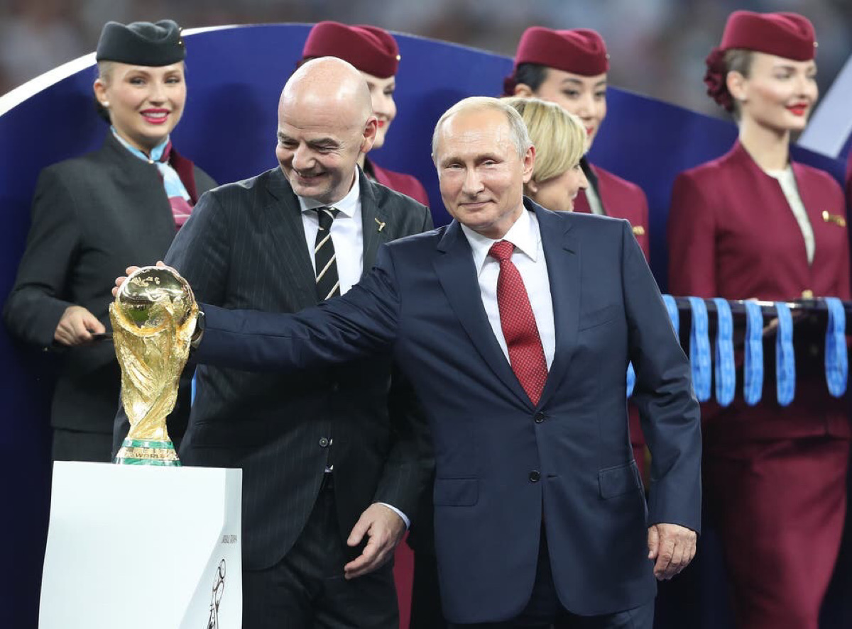 Tổng thống Putin cùng tượng vàng World Cup diễn ra năm 2018