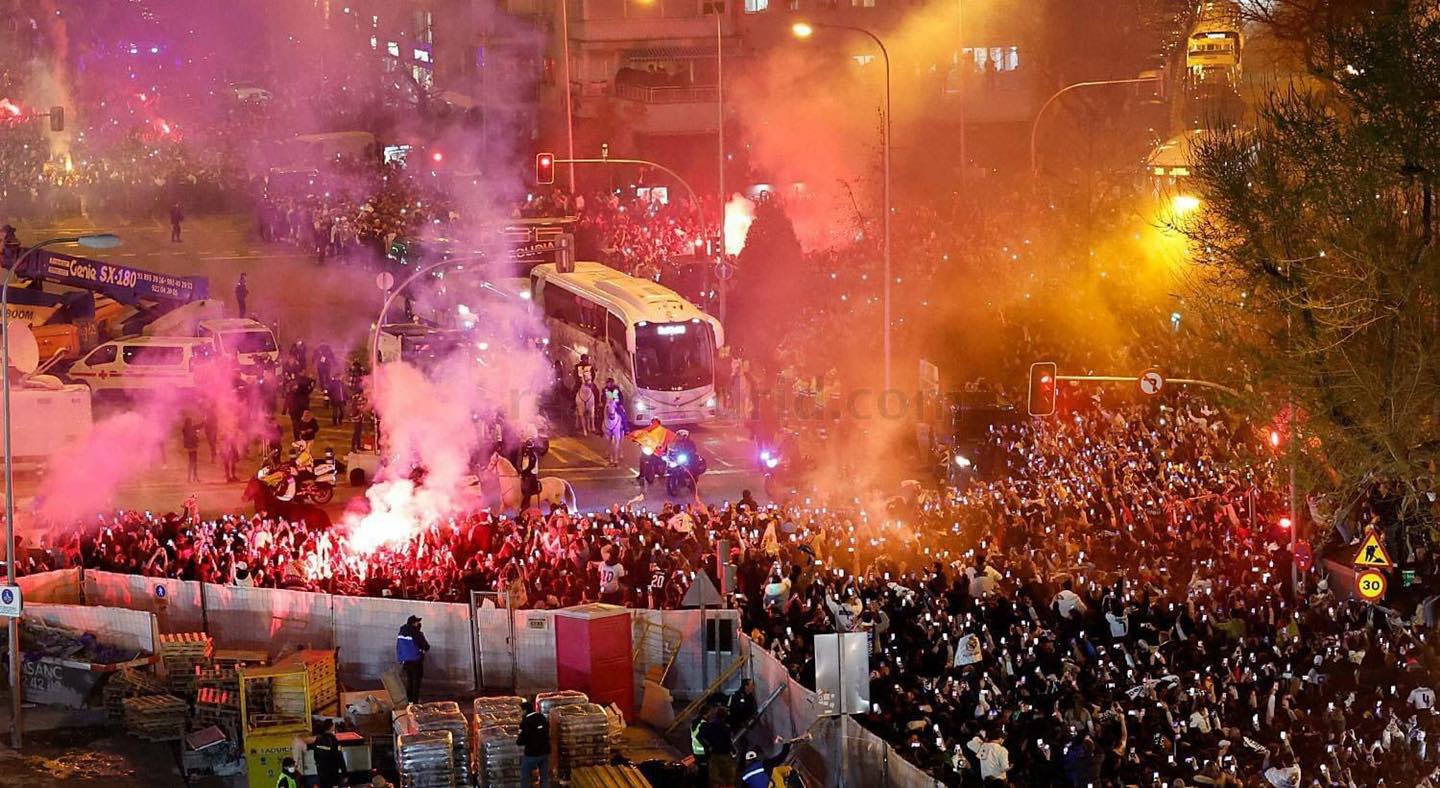 CĐV Real đốt pháo sáng ăn mừng suốt đêm ở Madrid