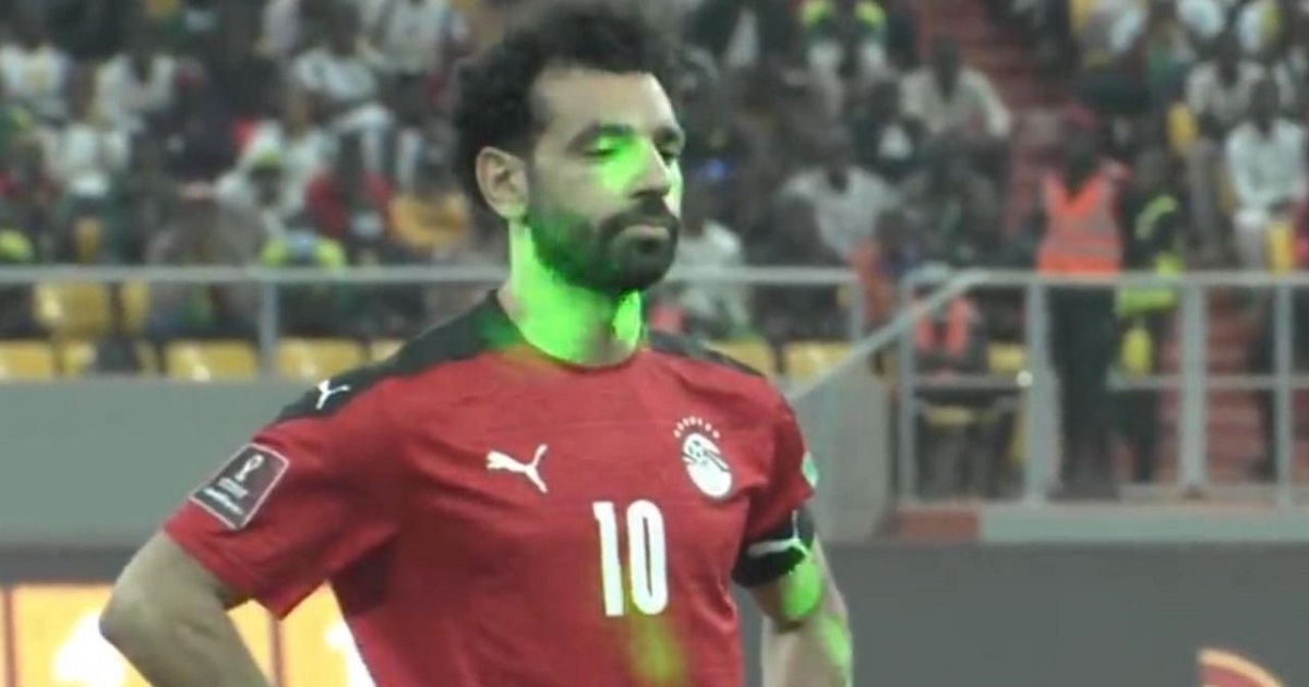 SỐC: Mohamed Salah bị CĐV Senegal tấn công vô cùng nguy hiểm