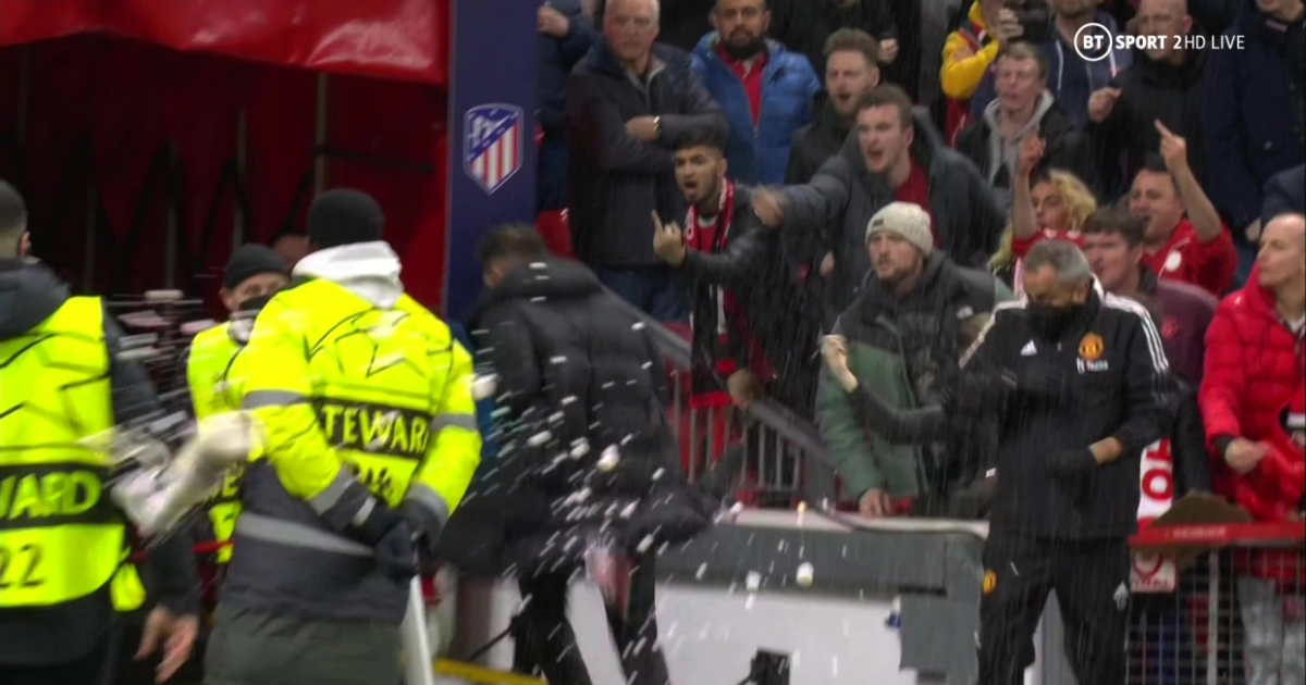 Man Utd đối diện án phạt nặng vì để CĐV tấn công HLV Atletico