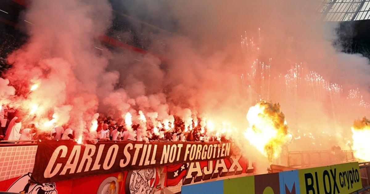 SỐC: Fan Ajax đốt sân bốc cháy dữ dội trong khoảnh khắc kinh hoàng