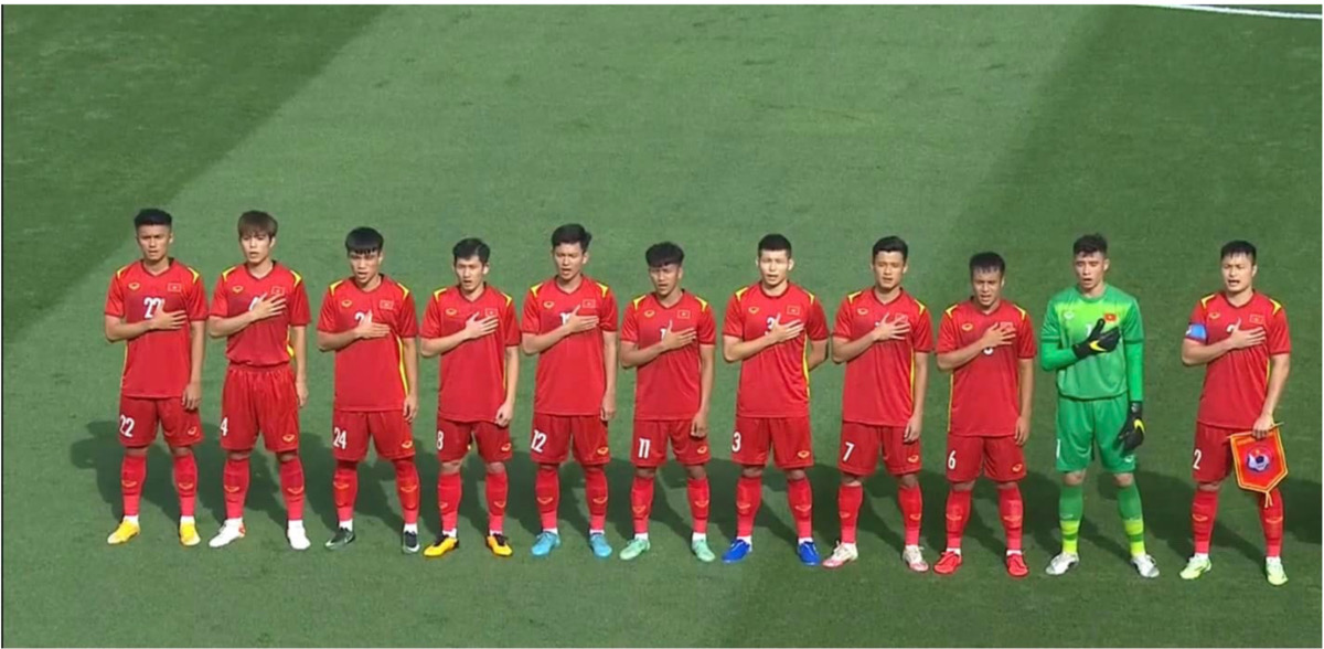 U23 Việt Nam chào cờ trước trận gặp U23 Iraq