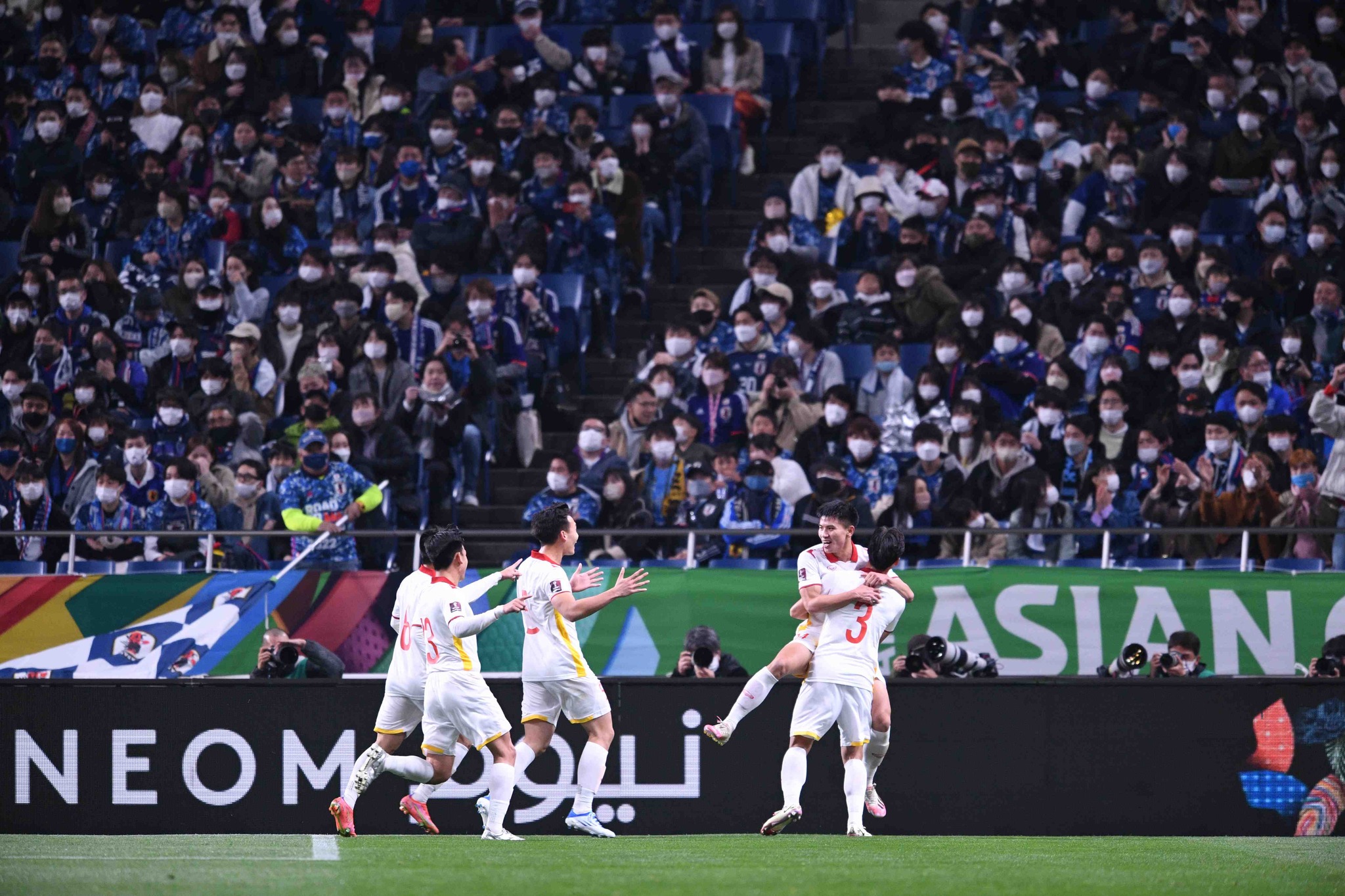 Việt Nam ăn mừng bàn thắng vào lưới Nhật Bản
