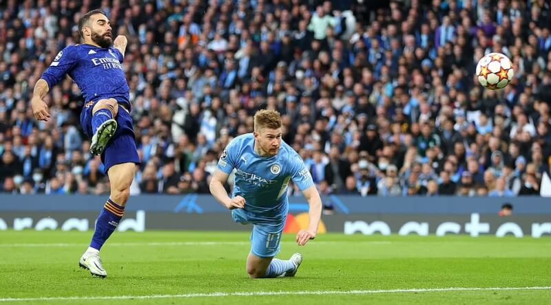 De Bruyne đánh đầu tung lưới Real