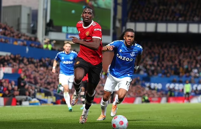 Man Utd được cho muốn tăng lương cho Pogba