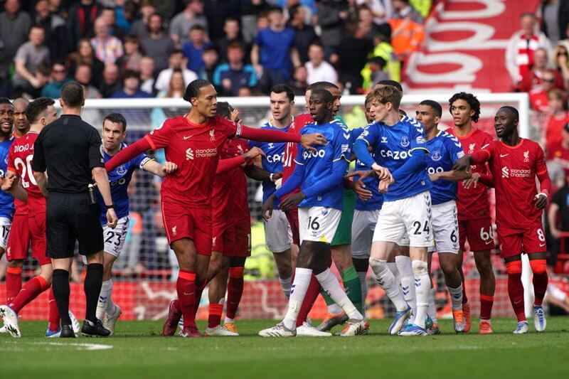 Everton "chết chìm" trong nhóm cầm đèn đỏ sau thất bại trước Liverpool