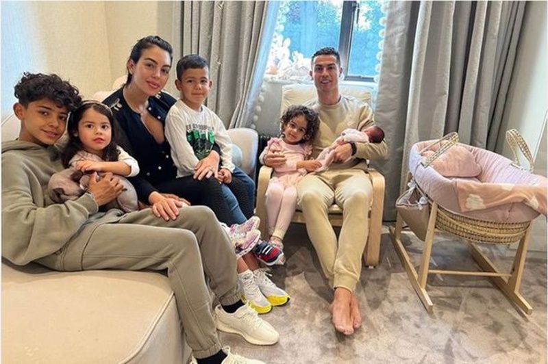 Ronaldo khoe con gái mới sinh trên Facebook