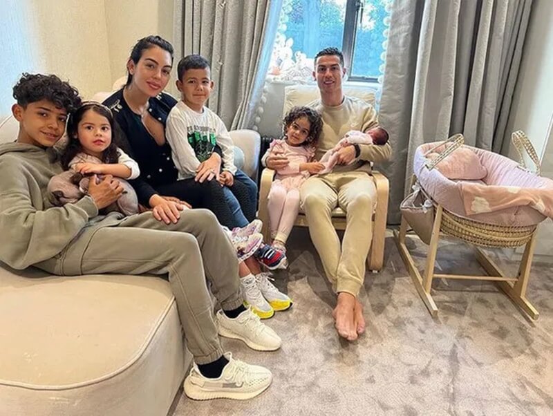 Hình ảnh mới nhất về gia đình của Ronaldo